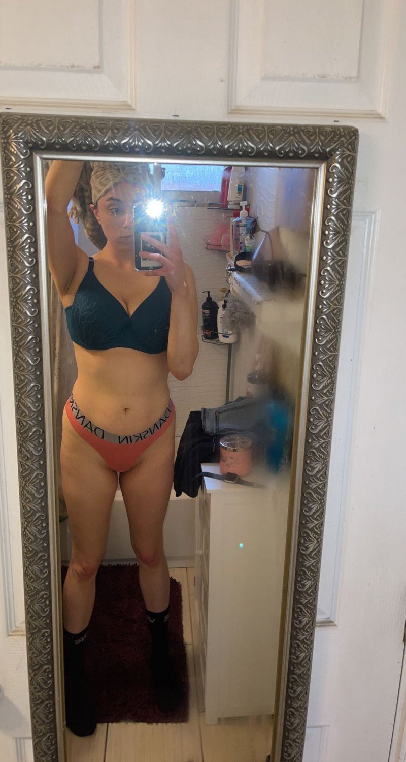 Brunette webslut needs attention #2qAXoCqZ