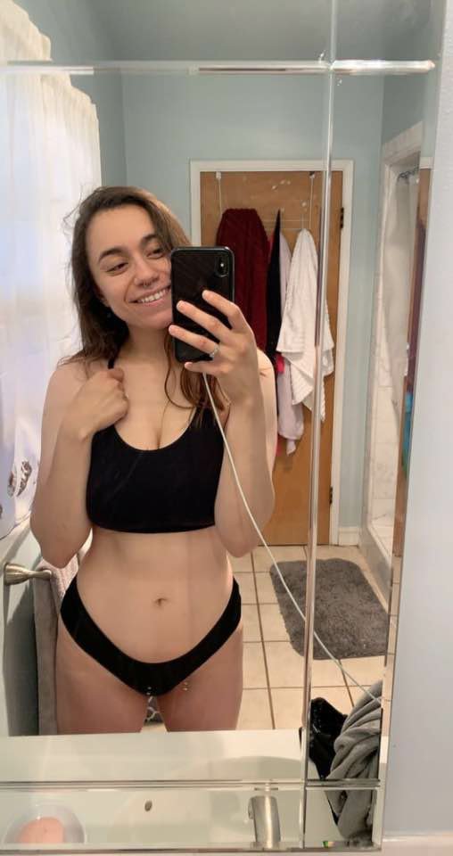Brunette webslut needs attention #hXMfDigb