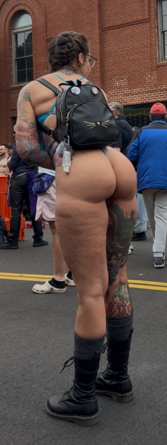 coroa quase pelada se exibindo no carnaval #RolseISO